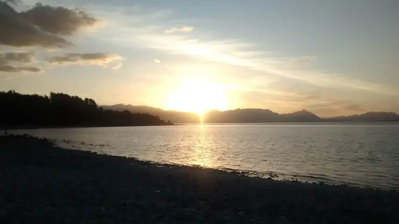 Atardecer sobre el lago Nahuel Huapi