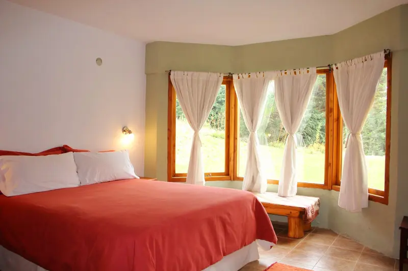Dormitorio con ventanal al parque