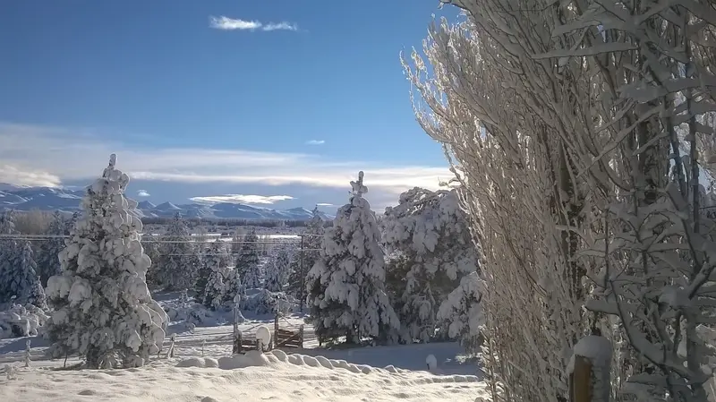 El paisaje nevado, con el lago y la cordillera