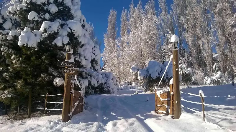 La tranquera de entrada después de una nevada